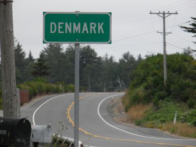 Denmark, Oregon.  Byskiltet er nsten det eneste, der er tilbage af byen. 