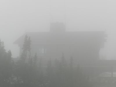 Visitor centereret ved Logan Pass anes i tgen.